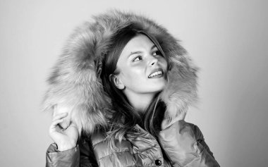 Kara Cuma. İndirim ve indirim. Kadın alışverişi kışlık kıyafetleri deneyin. Alışveriş rehberi. Kişisel stilistlik hizmeti. Kışlık giysiler al. Moda butiği. Sahte kürk. Kız kalın bir ceket giyiyor. Alışveriş konsepti