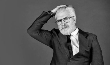 İyi görünüyorsun. Resmi toplantıya hazırlanıyorum. Erkek güzelliği ve karizması. Berberdeki profesyonel berber. Çevik iş. Kendine güvenen iş adamı gözlük takar Olgun adam sakal ve saç boyalı.