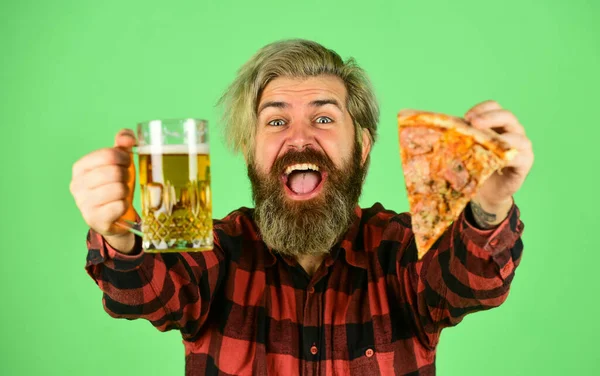 Homem alegre hipster barbudo segurar pizza. Um homem faminto vai comer pizza e beber cerveja. Descanso perfeito no pub. Finalmente, hora da pizza. Pizza é melhor quando compartilhada. Restaurante Pizzeria. Comida gourmet — Fotografia de Stock