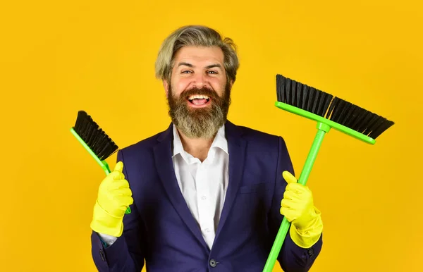 명쾌 한 명성. 턱수염 남자 정장을 입고 빗자루를 들고 있다. 질서를 지키고 있지. 청소하는 날. 사무실에서 청소하고. 어른들은 청결 함을 좋아한다. 청소 일이요. 집안일. 청소 서비스 개념 — 스톡 사진