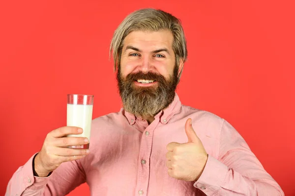 Veganistisch melkconcept. Een man met een baard houdt een glas melk vast. Gepasteuriseerde melk. Veganistische melk gemaakt van grote variëteit aan bonen, zaden en granen. Drink proteïne cocktail. Gezonde gewoonten. Lactosevrij — Stockfoto
