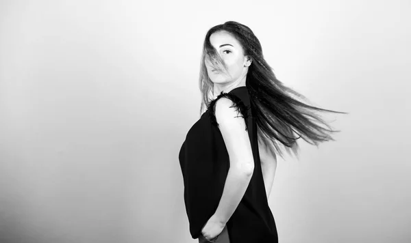 Pěkně v klidu. Módní zkroucený účes. Módní dívka stylový účes. Vlasy crimping metoda styling vlasy se vlnité. Obrovské shrbené vlasy. Kudrnaté a zkroucené vlasy. Kadeřnické stylingové tipy — Stock fotografie