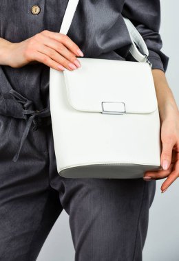 Kendini kadın olarak tanıtıyorsun. Kadın sırları. Tüm dünya bir çantada. Çanta ve aksesuar dükkanı. Debriyaj yapan kız. Havalı görünümlü seksi bir kadın. moda deri çantalı şık bir kadın.