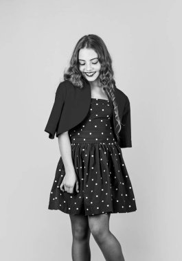 Vintage Fashion 'ın Yükselişi. Vintage 'ın popülerliği, tüketici giyim ve ikinci el mallardan yararlanma yönündeki tutumlardaki değişime de bağlanmıştır. Küçük kız giysisi. Retro çocuk