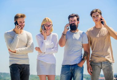 Sosyal medya çok arzulanır. Dört kişilik bir grup. Şirket takım grubu. İş iletişimi. Çeşitli gençler telefonda konuşuyorlar. Bir grup insan. Kullanıcı grup ağı. Erkekler ve kızlar telefonda konuşurlar.