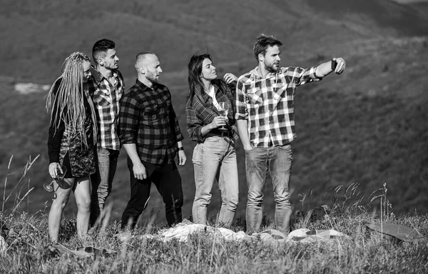 Qual é o nosso próximo destino de viagem. homens e meninas felizes amigos fazer selfie. amizade. piquenique romântico no campo de turismo. férias de verão. grupo de pessoas passam tempo livre juntos. caminhadas aventura — Fotografia de Stock