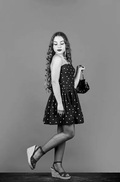 Fast fashion essencialmente empresas modelo de negócios que fabricam produtos. Moda retrô. Movimento para a moda vintage. Pequena menina maquiagem rosto encaracolado penteado roupa vintage. Estilo luxuoso — Fotografia de Stock