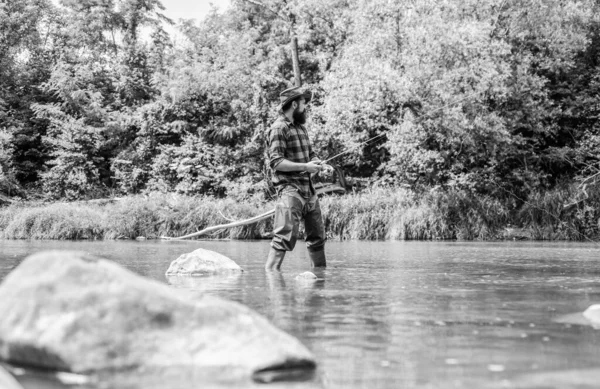 Liberta a excitação. hobby atividade desportiva. pescador mostrar técnica de pesca usar haste. Homem a pescar peixe. homem maduro voar pesca. pescador experiente na água. Pesca com mosca bem sucedida. fim de semana verão — Fotografia de Stock