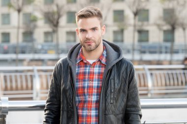 Kendi tarzında. Sonbahar tarzı yakışıklı bir adam. Şehirdeki beyaz adam, açık havada. Moda tarzı. Şehir yaşam tarzı. Onun tarzı çok daha sıradan.