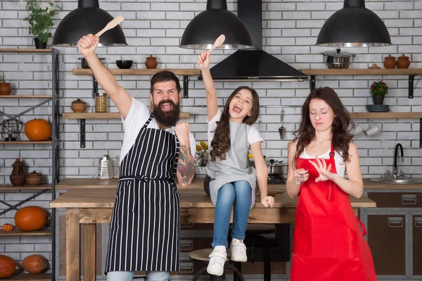 Håller på att bli galna. barn med föräldrar gör morgonfrukost. vänlig familj i köket. Mödradagen. matlagning hälsosam mat hemma. Familjen laga mat i köket. lycklig familj i köket — Stockfoto