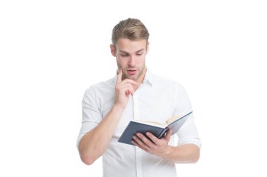 Okumak hayal gücünü besler. Genç öğrenci beyaz üzerine izole kitap okuyor. Hayal gücü ve fantezi. Hayal gücünü kullan. Hayal gücü, aklın gücüdür. Okul ve eğitim. Hayal et.