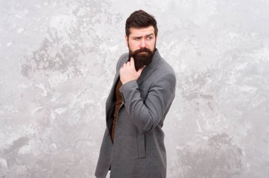 Sonbahar ceketi giyen adam. Ceket insanı daha zarif gösteriyor. İş başarısı. Bu sezon rahat. Zarafet modada kalır. Sıradan kıyafetlerle manken olmak. Erkek doğal güzelliği