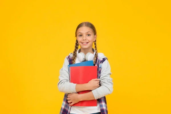 Školní lekce. Studium literatury. Směrem k poznání. Naučte se dodržovat pravidla. Student moderní školy. Kurzy zdarma. Vítej zpátky ve škole. Motivovat děti na akademický rok dopředu. Školačka drží knihy — Stock fotografie