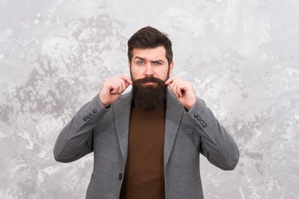 Concepto de peluquería. hombre brutal después de peluquero o peluquero. Manteniendo la mirada masculina. Hombre con barba en la cara sin afeitar. Estilo callejero. Estilo de vida empresarial. Hipster maduro barbudo. moda masculina otoño —  Fotos de Stock