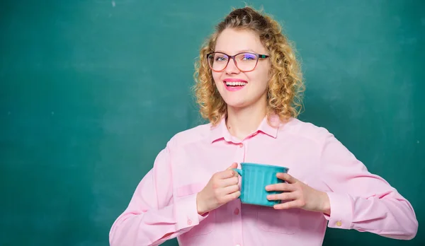 Energie en kracht. energiereserves bijvullen. Goedemorgen. Meisje verfrissend met thee drinken. vrouw met koffiebeker op schoolbord. idee en inspiratie. De lerares heeft koffiepauze nodig. kopieerruimte — Stockfoto