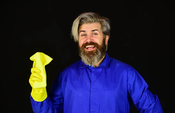 好主意英俊的男人，戴着洗涤手套。早上的卫生丈夫管理和清洁的概念。打扫房子满脸胡须的男人做家务和打扫 — 图库照片