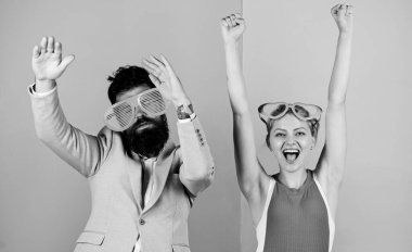 Ofis partisi. Parti eğlencesi. Birbirine aşık çiftler. Sakallı adam ve güzel kadın. Arkadaşlık. Birlikte kutlayalım. Ofis partisi. En iyi arkadaş ilişkileri. hippi adam ve kız parti gözlükleri.