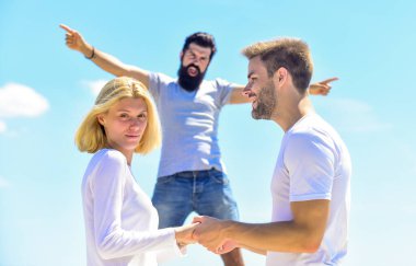 Görünüşte aşk. İlişki sorunları. Dedikodu. Aşk üçgeni. Sosyal bir sorun. İhanet ve boşanma. Birbirine aşık çiftler. Üçüncü adam. Aile psikolojisi. Kişiler arası ilişki. komplo teorisi