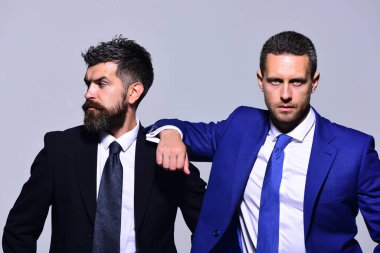 İş, güven ve takım çalışması konsepti. Kendine güvenen iş adamları.