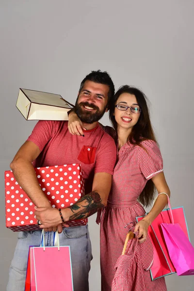 Хлопець з бородою і дівчина з усміхненими обличчями роблять покупки . — стокове фото