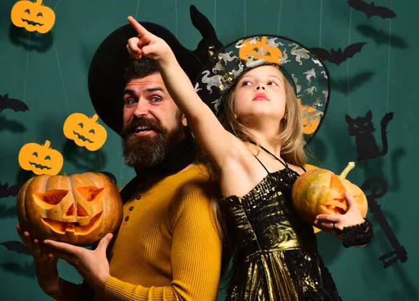 Halloween fest och semester koncept. Pappa och dotter i kostym. — Stockfoto