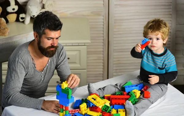 Pojęcie rodziny i dzieciństwa. mężczyzna i chłopiec grać z bloków — Zdjęcie stockowe