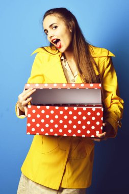 Kazıklı, gülümseyen renkli kız.