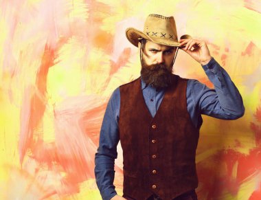 Sakallı, vahşi, beyaz, hippi kovboy.