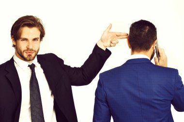 Suç işi, taciz, silahlı adam meşgul işadamını vurdu.