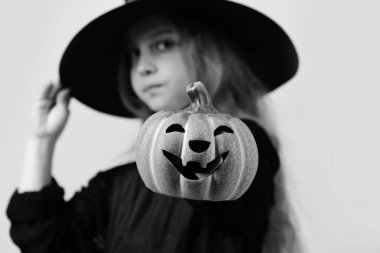 Kara Cadı şapka ve kıyafet evlat. Cadılar Bayramı partisi konsepti