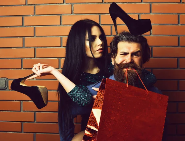 Man met baard en mooie sexy vrouw met boodschappentas, schoenen — Stockfoto