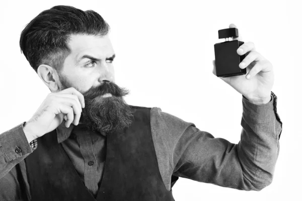 Homme barbu tenant parfum avec un visage sérieux — Photo