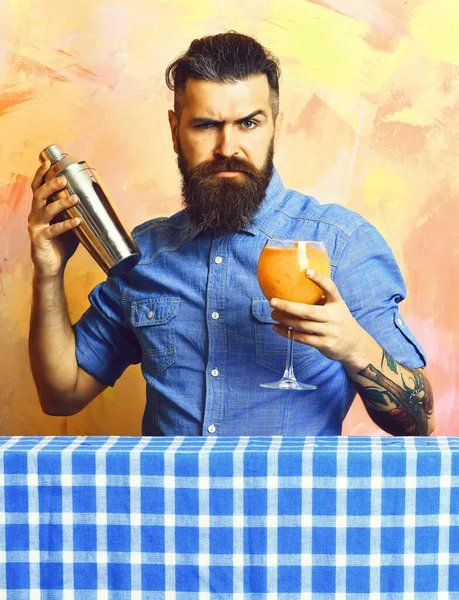 Brutal caucásico hipster haciendo tropical alcohol fresco cóctel —  Fotos de Stock