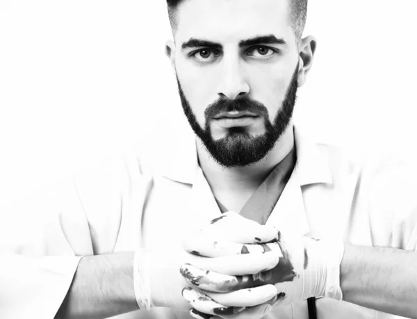 Доктор в латексных перчатках с бородой и уверенным выражением лица — стоковое фото