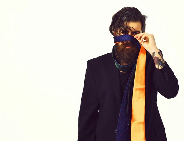 Brutális kaukázusi hipster fekete öltönyben nyakkendőt tart a feje körül — Stock Fotó