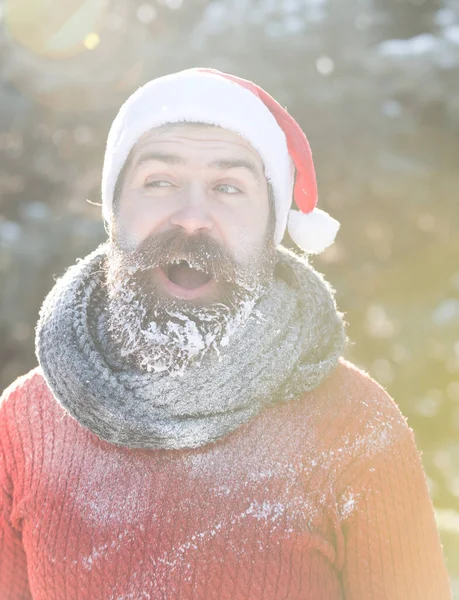 Noel Baba şapkalı yakışıklı adam. — Stok fotoğraf