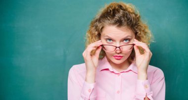 Okula dönüyorum. Boş tahta. Resmi olmayan ve gayri resmi eğitim. Yeni okul yılı. Kız sınavlara hazırlanıyor. Tahtada gözlüklü seksi öğrenci. Okuldaki kız öğretmen. Boşluğu kopyala