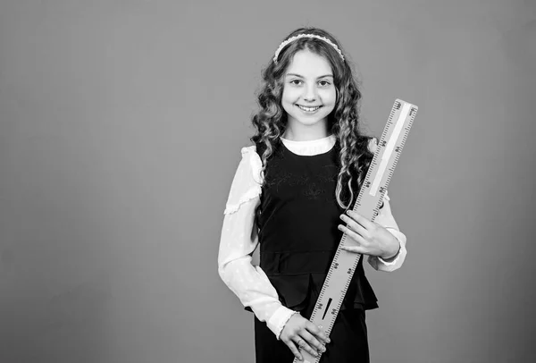 Petite fille retournant à l'école. Pupille avec une grande règle. disciplines scolaires STIM. Géométrie de l'apprentissage scolaire. leçon de maths. Éducation et connaissance. Mathématiques et géométrie — Photo