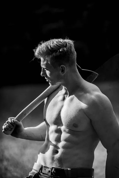 Concept de force et de puissance. Forester avec hache. Sexy macho torse nu. Survivre dans la nature sauvage. Athlète musculaire en forêt. Sport et fitness. Corps musculaire. bel homme torse nu corps musculaire — Photo