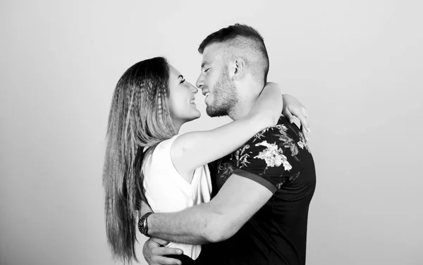 Un couple flirtant. Concept d'objectifs de couple. Fond beige homme et femme. L'amour familial. Un baiser romantique. Confiance et soutien. Une relation mignonne et douce est un rêve pour toutes les filles du monde. Couple amoureux — Photo