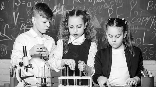 A vegyi anyag feloldódik egy másikban. A gyerekek szeretik a kémiai kísérleteket. A felfedezés olyan izgalmas. Vegyi reakció akkor lép fel, amikor az anyag új anyagokká alakul át. A tanulók kémiát tanulnak az iskolában. — Stock Fotó