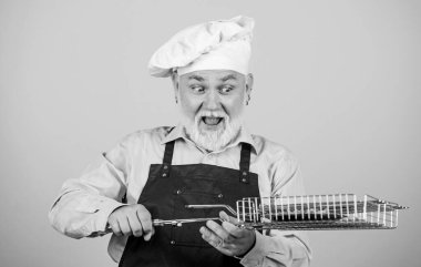 Yemek tarifi çok sevgi gerektirir. Barbekü için mutfak gereçleri. Izgara yemeği tercih ediyor. Piknik ve barbekü. Mutfak kuralları. Aile yemeği. Aile hafta sonu. Şef şapkalı mutlu adam. Sakallı aşçı