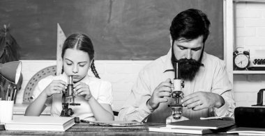 Okul eğitimi. Ekstra dersler. Bilişsel beceriler konsepti. Liseli kız babamla çalışmayı seviyor. Sıkı çalış. Örnek veriyorum. Sakallı öğretmenle kız öğrenci çalışması. Çocuklar için çalışma yöntemleri