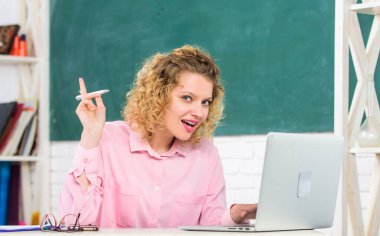 Bilgisayarlı IT Dersi. Öğrenci dijital tablette eğitim dersleri izliyor. Sınıfta Kız Çalışmaları İnternet 'te. Online eğitim. Serbest çalışan biri. Bilgisayarı olan bir öğrenci. Öğretmen kadın. öğretmenler günü