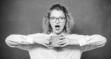 Okula dönelim. Kahve bağımlısı. Tüm gün boyunca enerji yüklenmesi. Bir doz kafein. Öğretmen gözlükleri arka planda kahve tahtası içerler. Kadınlar dersten önce kahveden hoşlanır. Vücudunu ve zihnini şarj et.