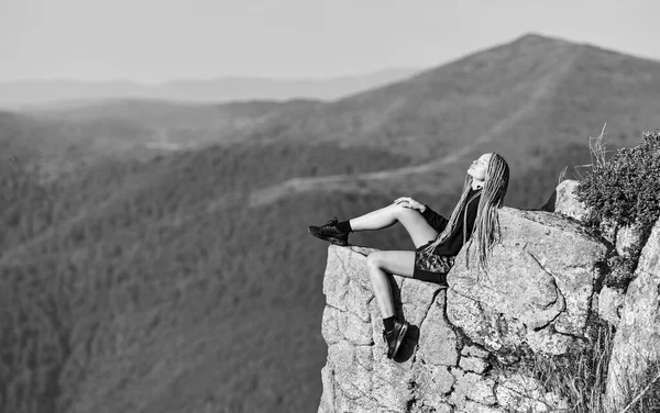 リーダーシップの概念。ロッククライミングの技術。頂上に到着だ。女性は山の崖でリラックス。自由を感じる。とても自由よ。アルピニズムの生活様式。成功への道だ。山の旅とハイキング。リーダーとして — ストック写真