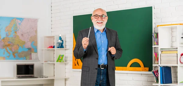 Your future in your hands. learn geometry easily. become good at geometry. senior man teacher at blackboard. bearded tutor in glasses near geography map. back to school. lesson in classroom — Stock Photo, Image