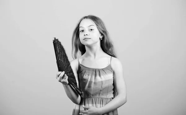 Resfriamento e ventilação. Sistema de condicionamento. Controlo do clima. Ar-condicionado. Acenando para criar ar atual. Menina acenando fã elegante. Calor de verão. Ar fresco. Kid girl fanning-se com ventilador — Fotografia de Stock