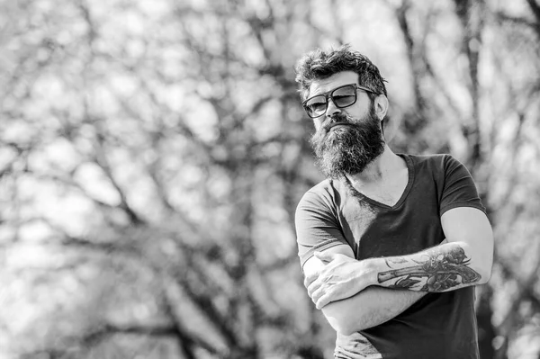 Bearded man wear modern fashionable sunglasses. UV filter. Man bearded with sunglasses nature background. Bearded hipster brutal man wear protective sunglasses. Hipster confident in dark sunglasses — Stock Photo, Image