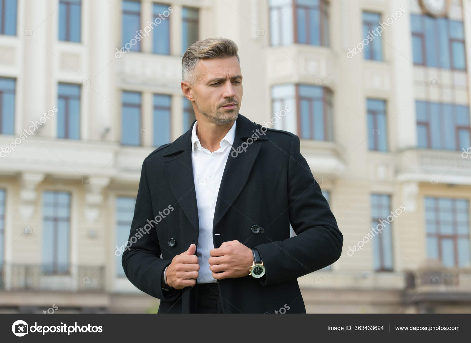 Modelo de moda con ropa de estilo casual hombre con chaqueta de otoño el  abrigo hace que el hombre se vea más elegante el éxito empresarial se  calienta y se siente cómodo